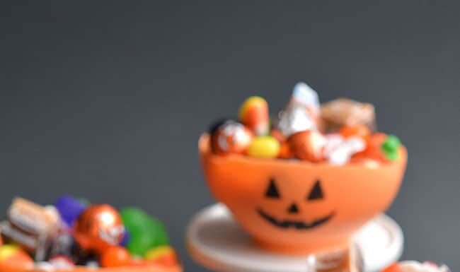 How to Make Candy Melt Pumpkin Bowls for Halloween Candy melt pumpkin bowls full of Halloween candy