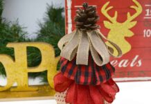 Christmas tree ribbon ideas: Burlap Christmas Tree