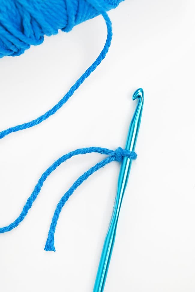 A slip knot tied on a crochet hook