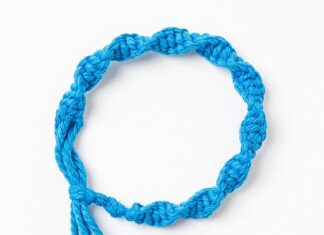 How to Make Macrame Bracelets (Beginner-Friendly Guide) Closeup of a blue macrame bracelet made with a half knot spiral