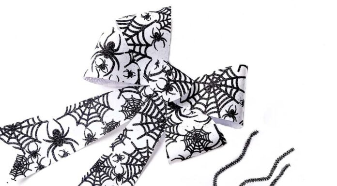Pipe cleaner activities for toddlers: DIY Spider