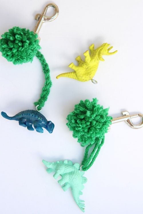 These backpack charms are SO EASY to make and such a great back to school craft for kids!