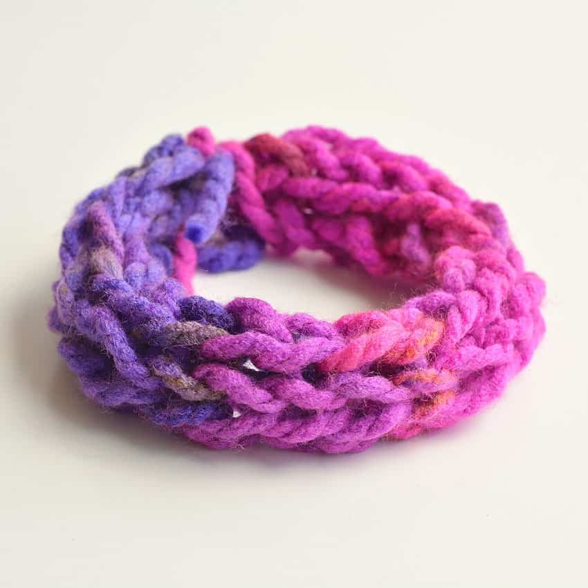 Finger knitting is such a fun and easy craft for kids! This kids activity (it's also a fun craft for adults!) is a great way to make friendship bracelets, necklaces or even headbands. It's super simple and kids can do it by themselves. In less than 15 minutes you can learn how to finger knit AND make your first bracelet! All you need is yarn and your hands!