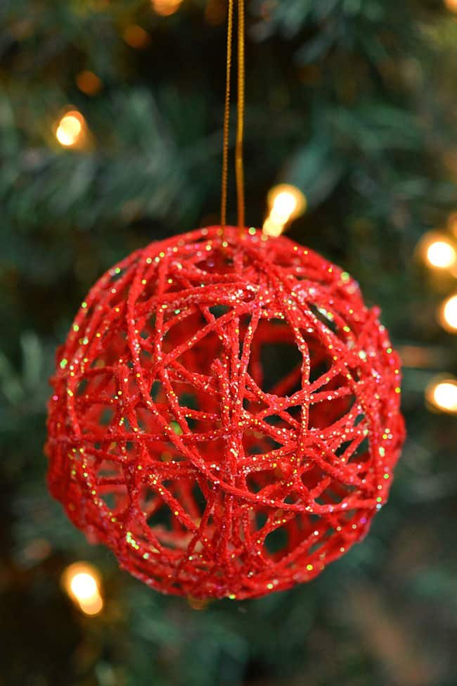 These red glitter ball yarn ornaments using balloons are so PRETTY and they're so much fun to make! They look like snowballs! This is such a fun Christmas craft and a great way to make homemade Christmas ornaments. They look so sparkly and pretty on the Christmas tree! Make them in all your favourite festive colors!