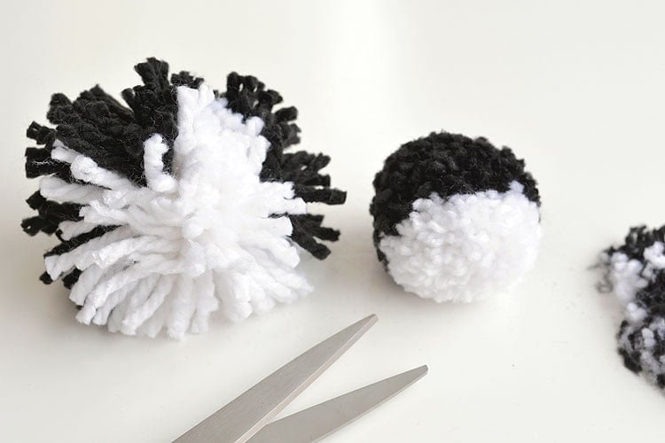 These pom pom penguins are so easy to make and they're sooooooooo cute!! This is such a fun winter craft idea for kids! You can easily make your own pom poms just by using your hands! This is such a fun and easy winter DIY project!