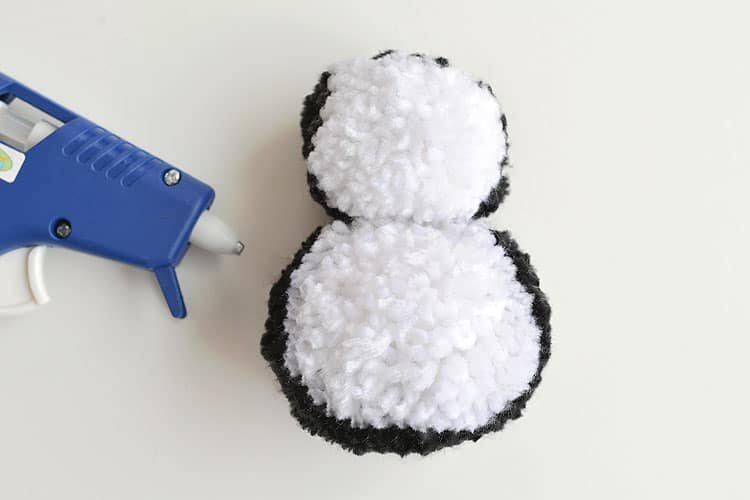 These pom pom penguins are so easy to make and they're sooooooooo cute!! This is such a fun winter craft idea for kids! You can easily make your own pom poms just by using your hands! This is such a fun and easy winter DIY project!