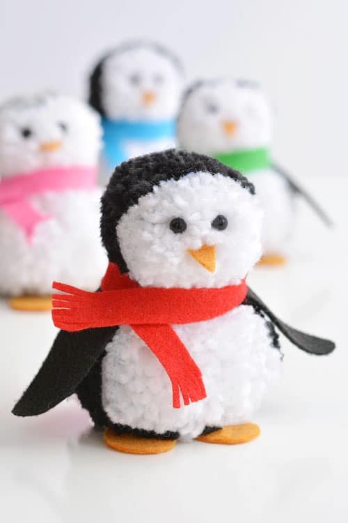 These pom pom penguins are so easy to make and they're sooooooooo cute!! This is such a fun winter craft idea for kids! You can easily make your own pom poms just by using your hands! This is such a fun and easy winter DIY project!