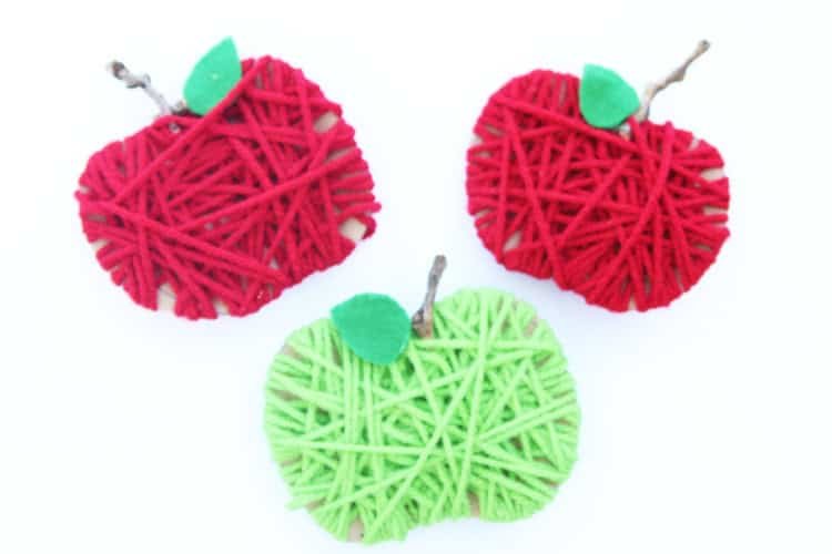 Make some yarn wrapped cardboard apples for a SUPER EASY fall kids craft!