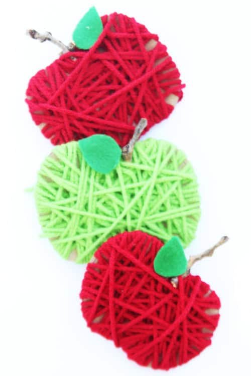 Make some yarn wrapped cardboard apples for a SUPER EASY fall kids craft!