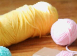 How to Make a Pom Pom: Easy Step-by-Step Tutorial How to make a pom pom with a cardboard rectangle