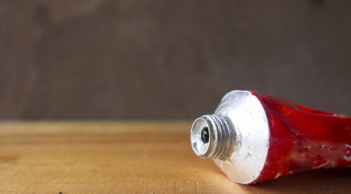 Top 10 Strongest Glues for Crafts and DIY Projects