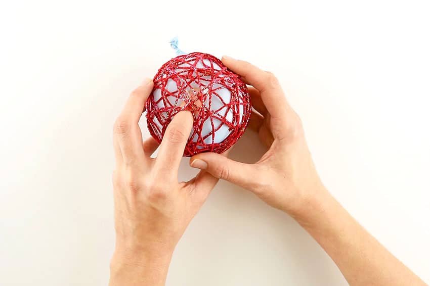 Glitter Yarn Balls using Balloons