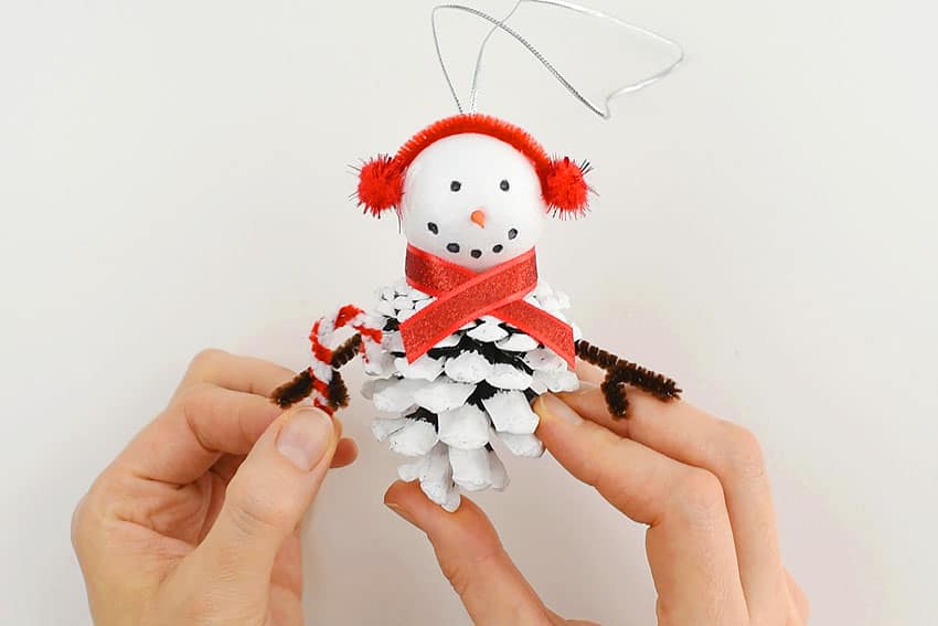 How to Make Pinecone Snowman Ornaments