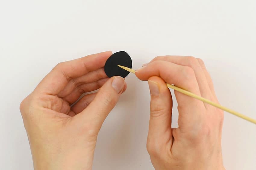 How to Make Pinecone Snowman Ornaments