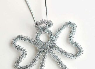 How to Make Angel Pipe Cleaner Ornaments These angel pipe cleaner ornaments are ADORABLE and they're really easy to make. Such a fun way to make homemade Christmas ornaments in less than 5 minutes!