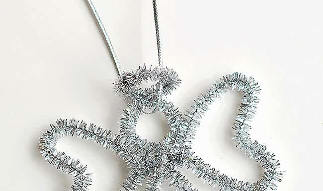 How to Make Angel Pipe Cleaner Ornaments These angel pipe cleaner ornaments are ADORABLE and they're really easy to make. Such a fun way to make homemade Christmas ornaments in less than 5 minutes!
