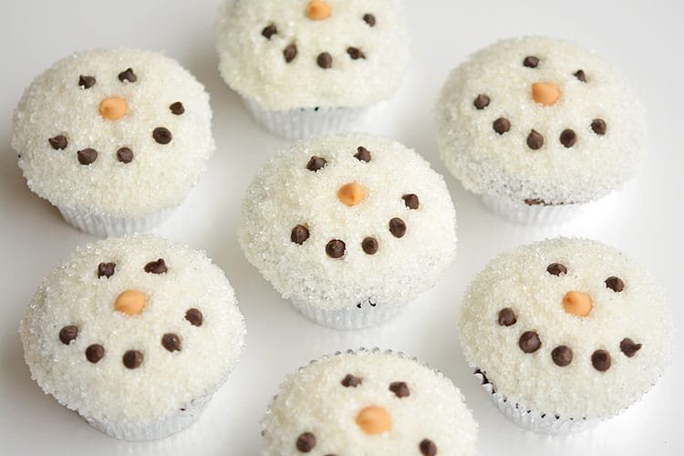 These easy snowman cupcakes would be PERFECT for a winter birthday party, a Christmas party, or just a fun baking activity with the kids! So cute and easy!