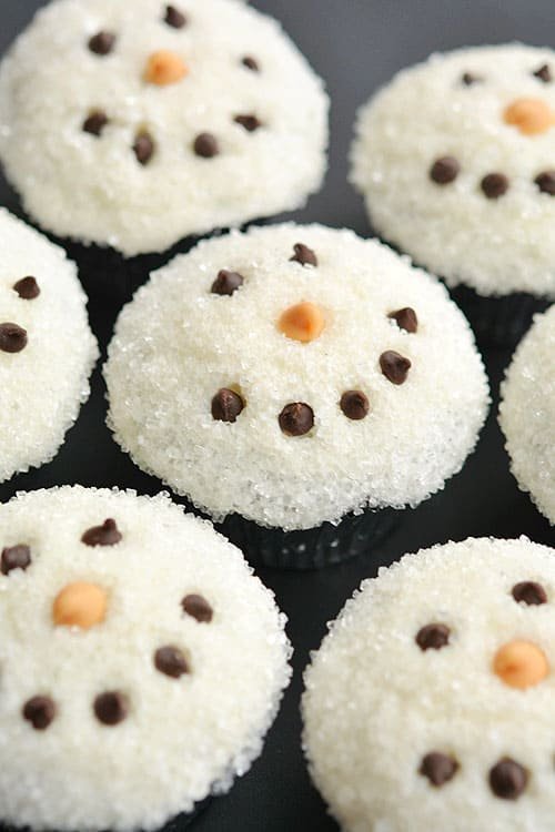 These easy snowman cupcakes would be PERFECT for a winter birthday party, a Christmas party, or just a fun baking activity with the kids! So cute and easy!