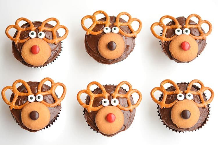 These reindeer cupcakes are SO EASY and fun to make! They'd be great for a school party, a Christmas potluck, or just as a fun treat to make with the kids when school's out!