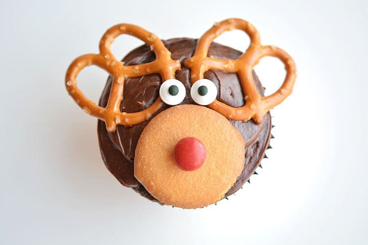 These reindeer cupcakes are SO EASY and fun to make! They'd be great for a school party, a Christmas potluck, or just as a fun treat to make with the kids when school's out!