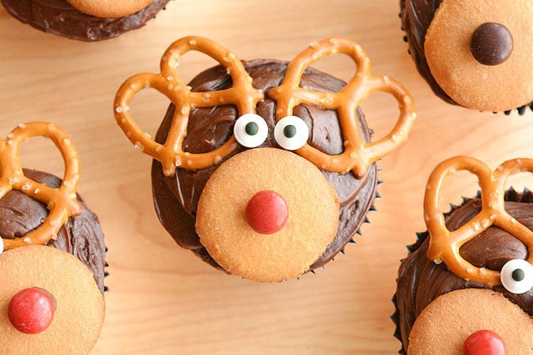 These reindeer cupcakes are SO EASY and fun to make! They'd be great for a school party, a Christmas potluck, or just as a fun treat to make with the kids when school's out!