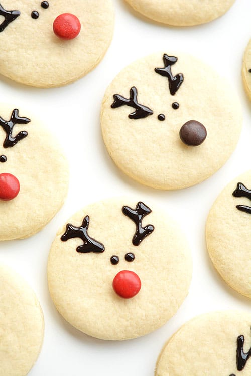 These reindeer sugar cookies are really easy to make and they look ADORABLE! The cookie recipe is so good! Perfectly even cookies, with no chilling required!