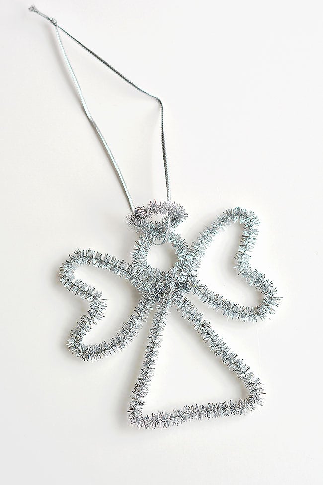 These angel pipe cleaner ornaments are ADORABLE and they're really easy to make. Such a fun way to make homemade Christmas ornaments in less than 5 minutes!