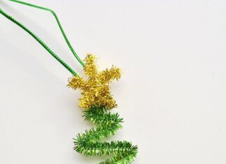 How to make Easy Pipe Cleaner Star Ornaments These pipe cleaner tree ornaments are SO CUTE and you only need a few supplies to make them! Such an EASY and FUN holiday project for the whole family!