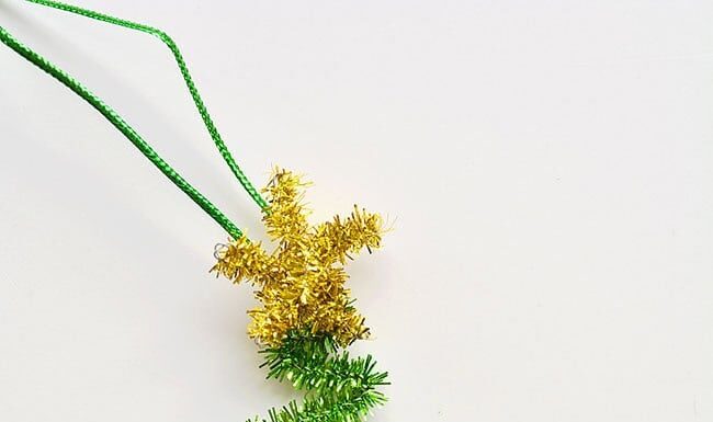 How to make Easy Pipe Cleaner Star Ornaments These pipe cleaner tree ornaments are SO CUTE and you only need a few supplies to make them! Such an EASY and FUN holiday project for the whole family!