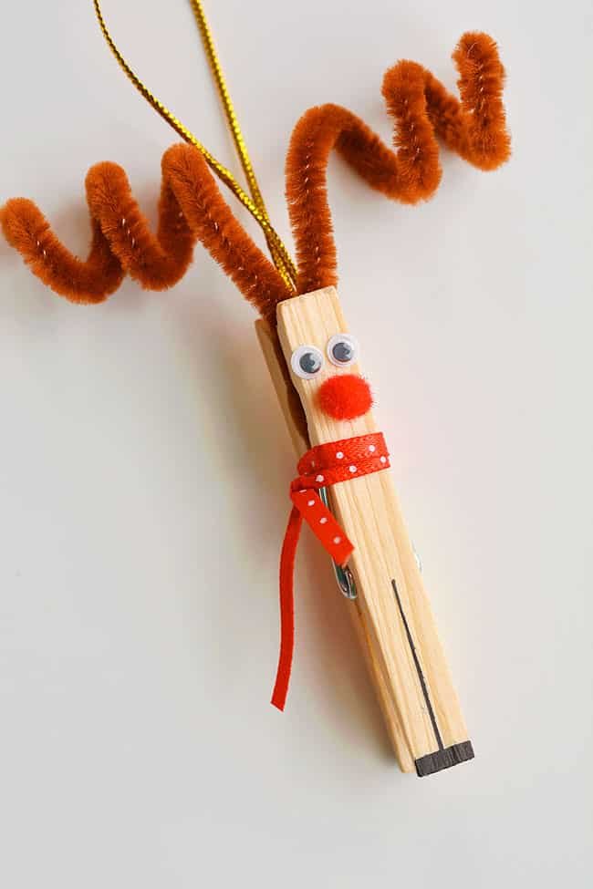 These clothespin reindeer are SO CUTE! In less than 5 minutes you can make an adorable homemade Christmas ornament using only dollar store supplies!