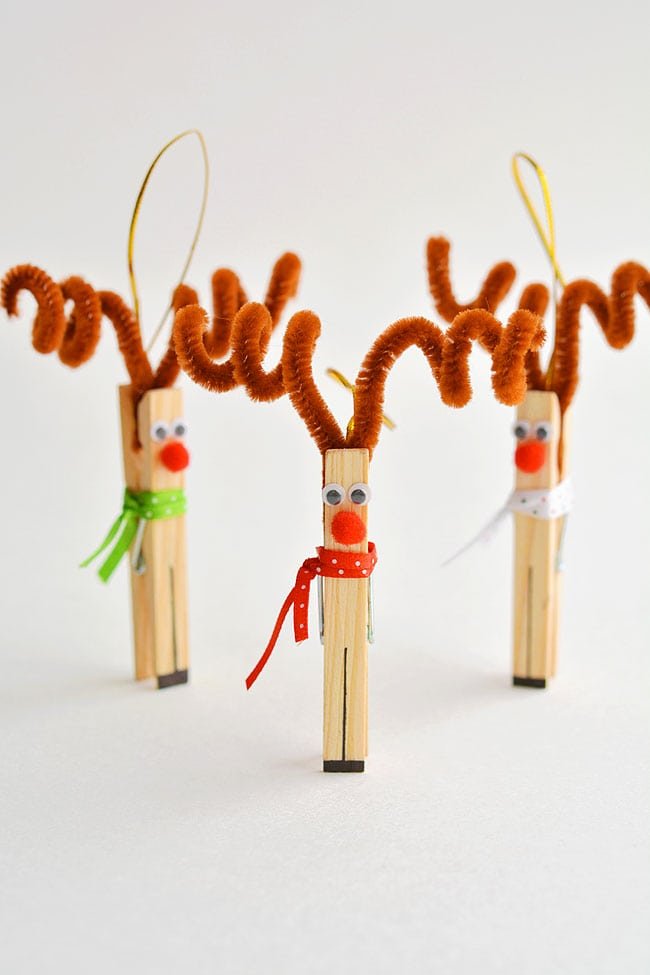 These clothespin reindeer are SO CUTE! In less than 5 minutes you can make an adorable homemade Christmas ornament using only dollar store supplies!