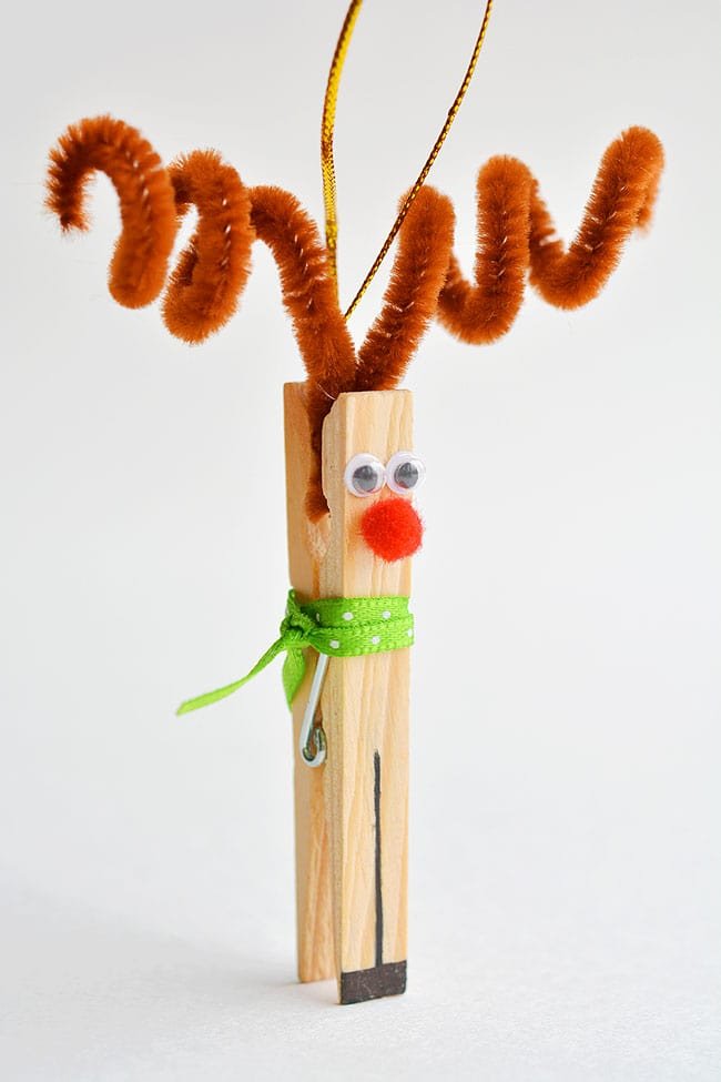 These clothespin reindeer are SO CUTE! In less than 5 minutes you can make an adorable homemade Christmas ornament using only dollar store supplies!