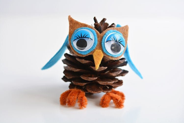 These pinecone owls are SO FUN and they're so easy to make! Best of all, you can get all the supplies at the dollar store! If you add a string, they make great Christmas ornaments! Such a great 5 minute craft idea!