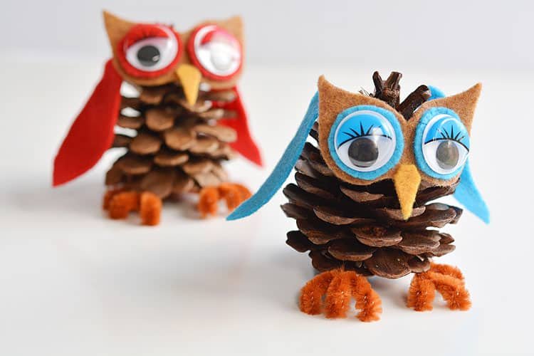 These pinecone owls are SO FUN and they're so easy to make! Best of all, you can get all the supplies at the dollar store! If you add a string, they make great Christmas ornaments! Such a great 5 minute craft idea!