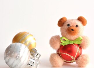 DIY Pom Pom Teddy Bear Ornaments These pom pom teddy bear ornaments are ADORABLE for Christmas and they're super easy to make! All you need are dollar store pom poms and Christmas ball ornaments. This is such a fun dollar store kids craft idea for Christmas and a cute idea for homemade Christmas ornaments! Cutest little teddy bears ever!