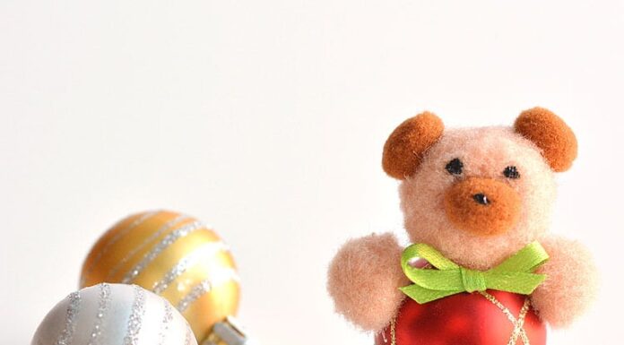 DIY Pom Pom Teddy Bear Ornaments These pom pom teddy bear ornaments are ADORABLE for Christmas and they're super easy to make! All you need are dollar store pom poms and Christmas ball ornaments. This is such a fun dollar store kids craft idea for Christmas and a cute idea for homemade Christmas ornaments! Cutest little teddy bears ever!