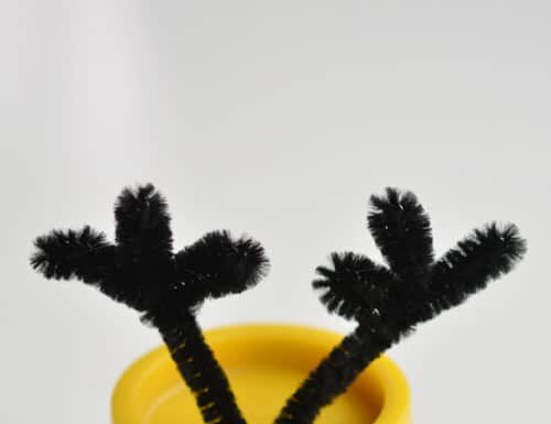 Creative Christmas Play-Doh Favors â Perfect for Kids and Parties These easy Christmas Play-doh favours make ADORABLE little party gifts for kids! They're a great little non-candy Christmas treat idea too!