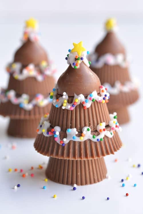 These peanut butter cup Christmas trees are SO CUTE! They'd make a great dessert or treat, and can even be wrapped up to give as a party favour!