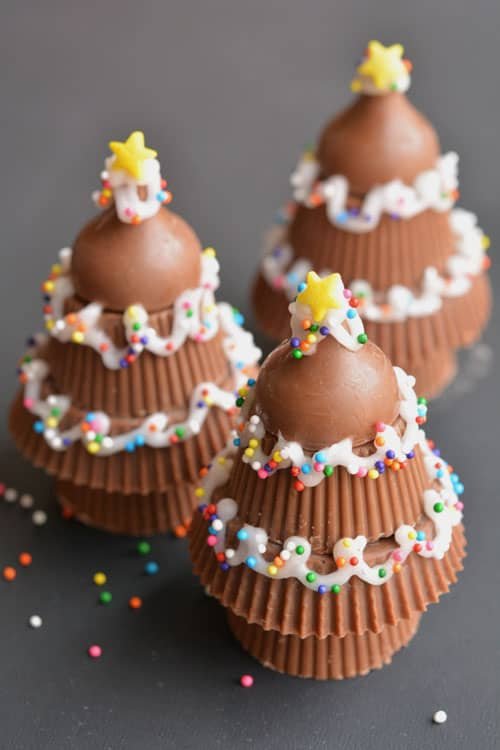 These peanut butter cup Christmas trees are SO CUTE! They'd make a great dessert or treat, and can even be wrapped up to give as a party favour!