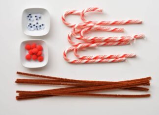 How to Make Candy Cane Reindeer – A Fun Christmas Craft for Kids Do you remember making these candy cane reindeer when you were a kid?! They're so cute and SO EASY! What a great holiday craft to do with the kids!