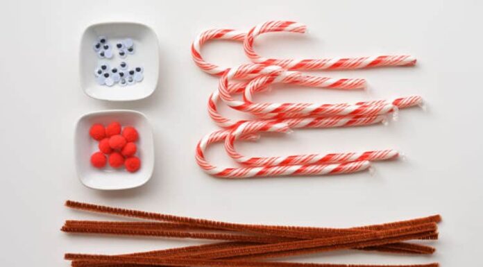 How to Make Candy Cane Reindeer â A Fun Christmas Craft for Kids Do you remember making these candy cane reindeer when you were a kid?! They're so cute and SO EASY! What a great holiday craft to do with the kids!