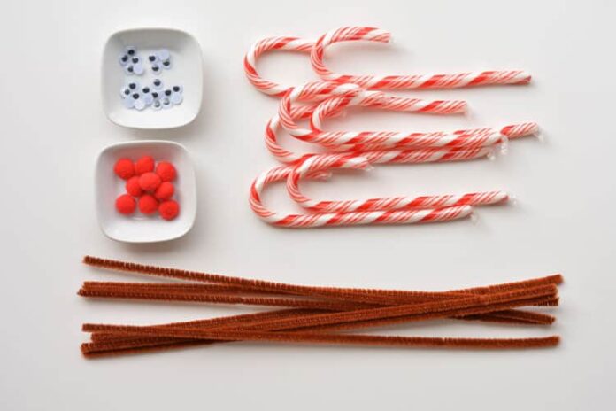 Do you remember making these candy cane reindeer when you were a kid?! They're so cute and SO EASY! What a great holiday craft to do with the kids!