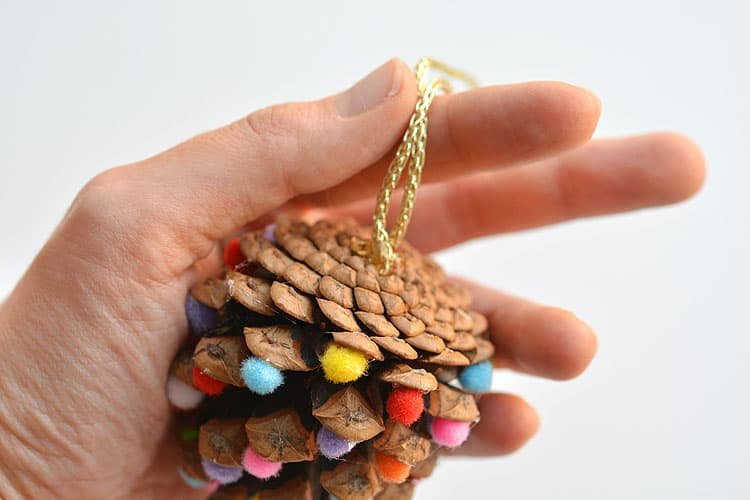 These pom pom and pinecone ornaments are SO EASY! They're a great craft for both kids and adults and they end up looking surprisingly beautiful!