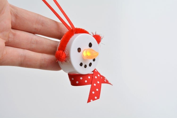 These tea light snowman ornaments are really easy to make and they look ADORABLE! Turn on the tea light and the "flame" becomes the snowman's carrot nose!