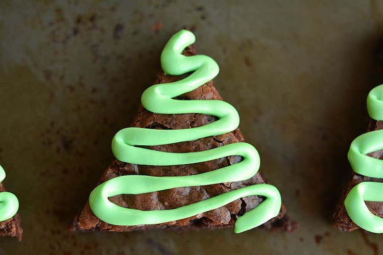 These Christmas Tree Brownies are SO EASY and they look adorable! Wouldn't they make a great treat to take to a Christmas party?!