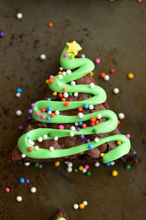 These Christmas Tree Brownies are SO EASY and they look adorable! Wouldn't they make a great treat to take to a Christmas party?!