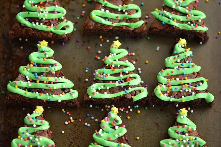 These Christmas Tree Brownies are SO EASY and they look adorable! Wouldn't they make a great treat to take to a Christmas party?!