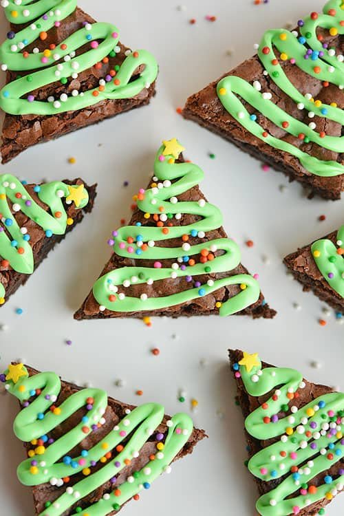 These Christmas Tree Brownies are SO EASY and they look adorable! Wouldn't they make a great treat to take to a Christmas party?!