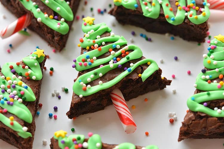 These Christmas Tree Brownies are SO EASY and they look adorable! Wouldn't they make a great treat to take to a Christmas party?!