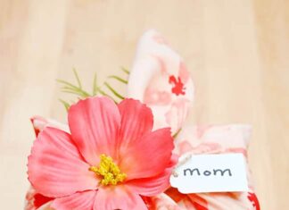 How to Do Furoshiki Wrapping Gift box wrapped with furoshiki